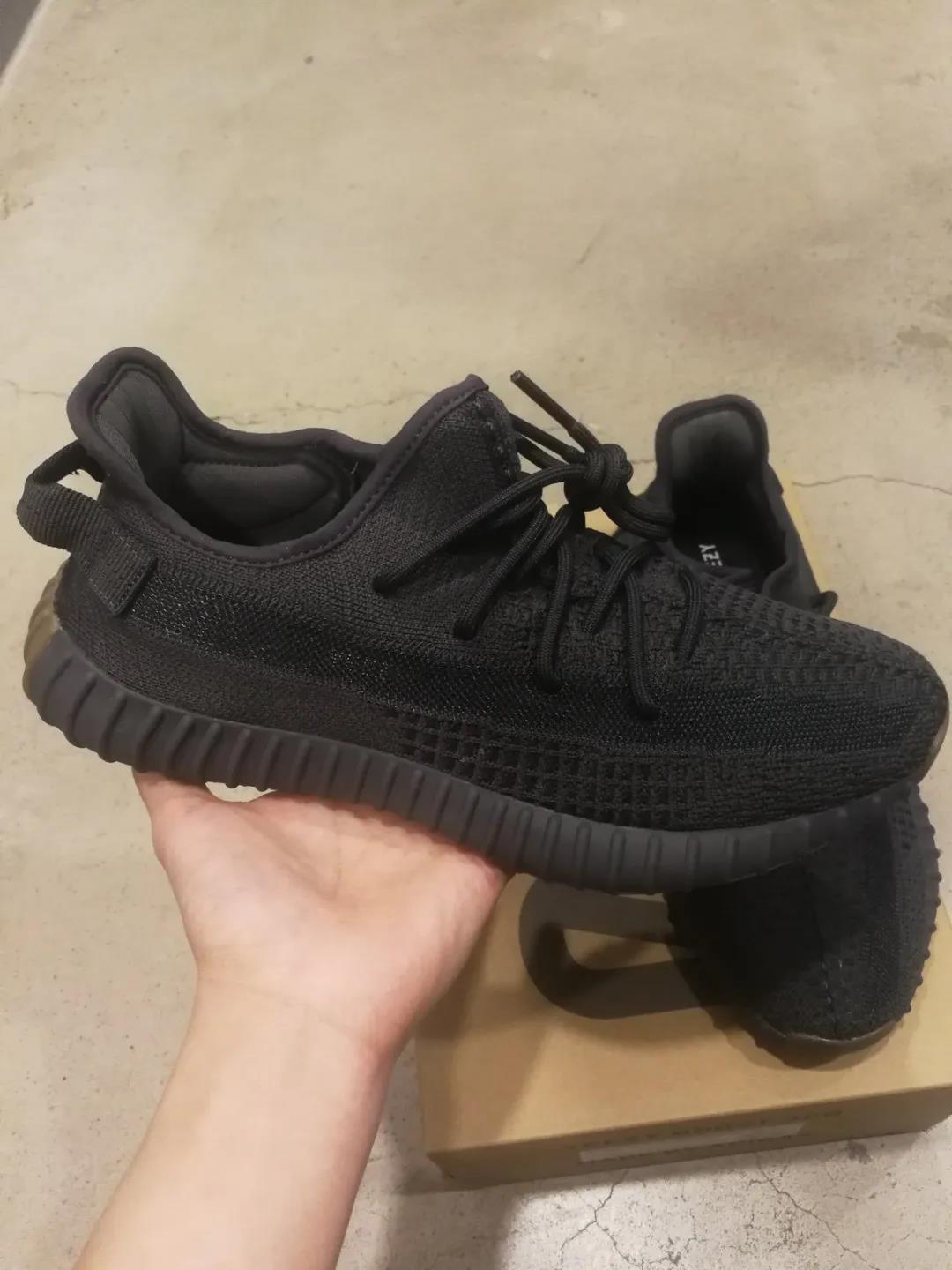 yeezy350黑生胶限时送!抢先上脚图一睹为快!